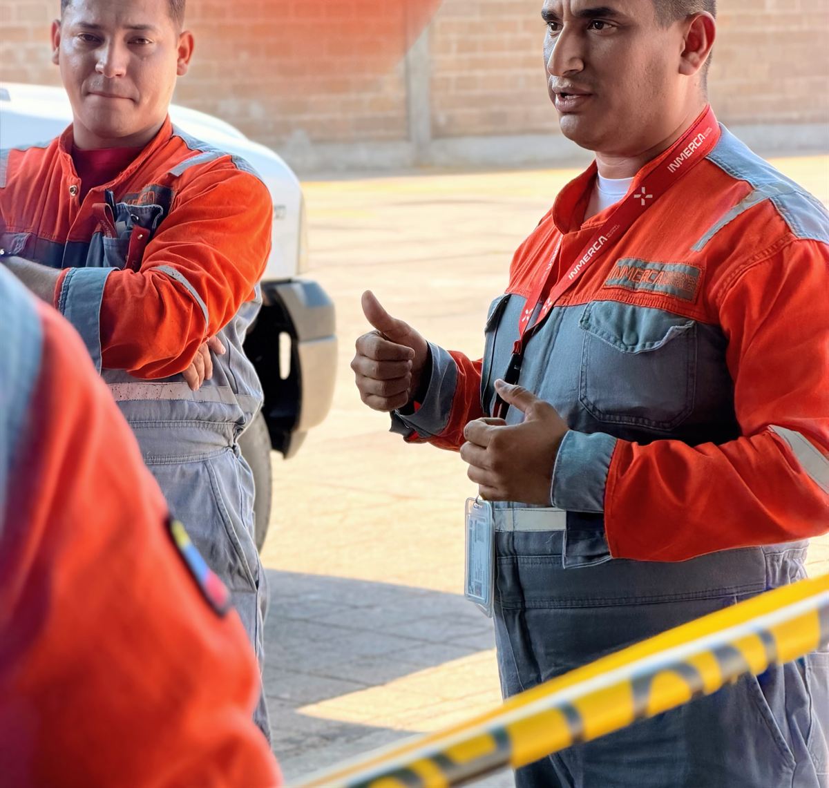 Supervisor explica los resultados de una evaluación a su cuadrilla